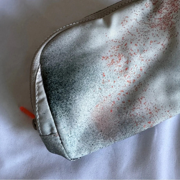 🆕🩶 Lululemon Everywhere Belt Bag - Spray Camo Silver Blue Multi Dove Grey - Picture 2 of 8